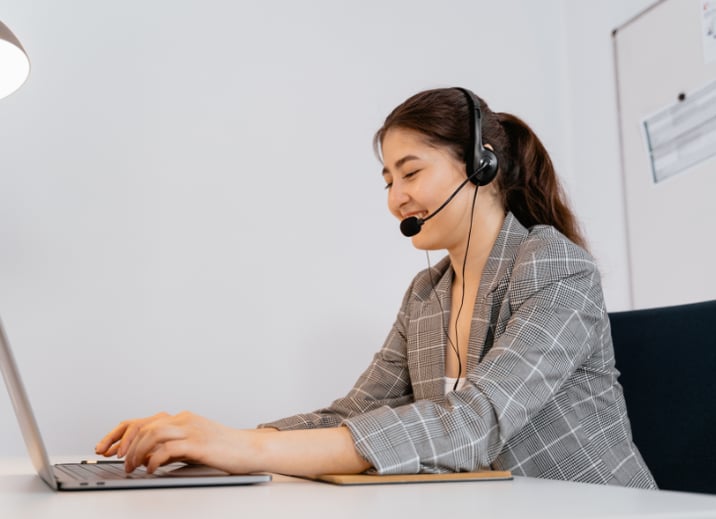 Professionnelle de l'immobilier au téléphone avec un client
