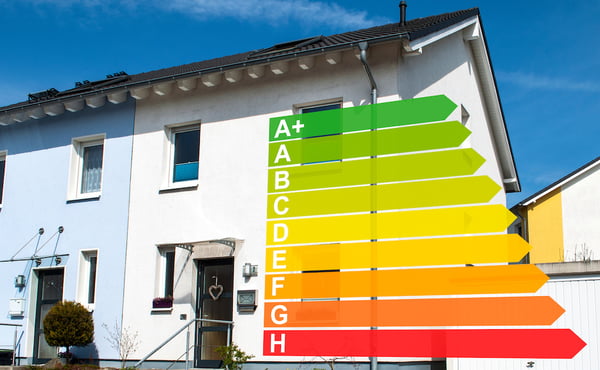photo d'une maison avec illustration des notes DPE par dessus allant de A+ en vert à H en rouge