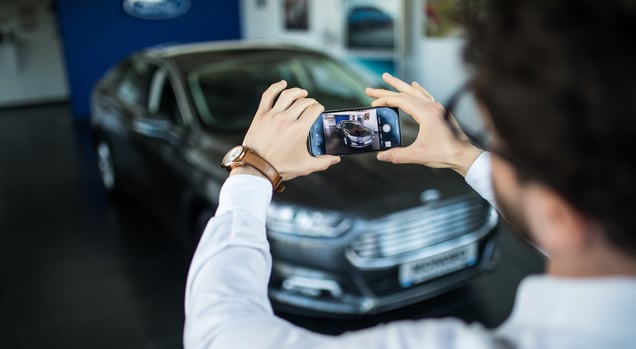 homme-qui-prend-une-voiture-en-photo-sur-son-smartphone