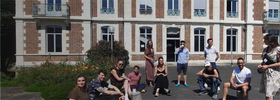 Groupe-devant-chateau-imageHP-rejoignez-nous-vf
