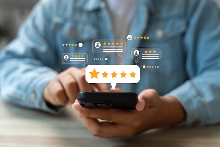 Professionnel gérant les avis client sur son téléphone