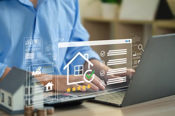 Agent immobilier postant une annonce immobilière sur son logiciel