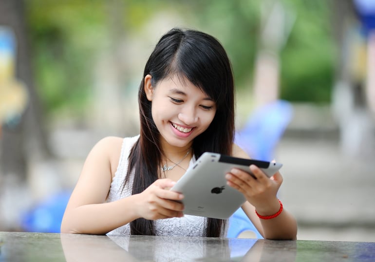 SOURIRE tablette pexels.jpeg