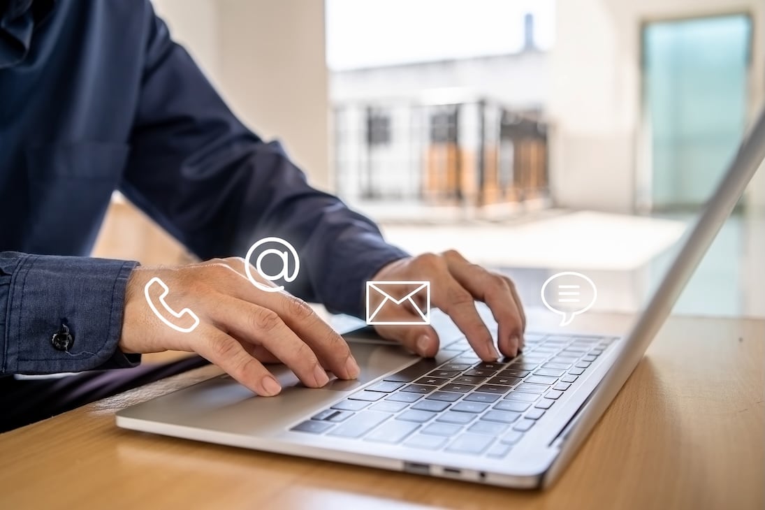 professionnel consultant ses demandes de contact : appels, mails, chatbot