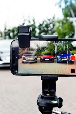Pris de vue de 3 véhicules sur un smartphone