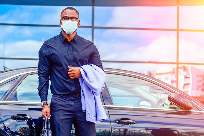 Homme avec un masque devant une concession - article Ubiflow