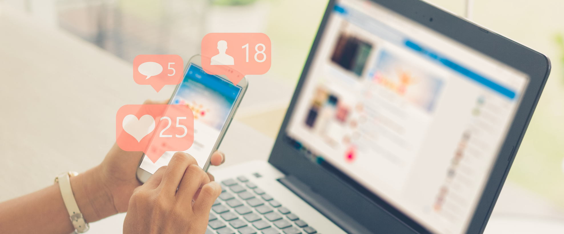 Photo d'une page de connexion LinkedIn sur un smartphone