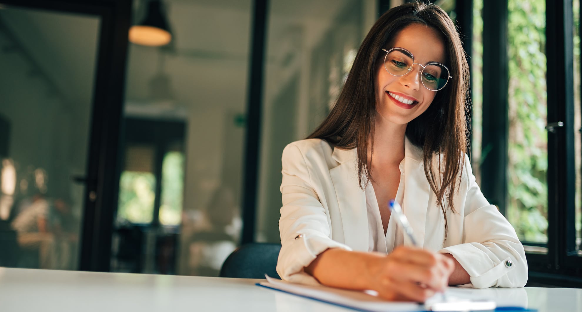Femme souriante qui répond à un questionnaire papier - Illustration pour un article immobilier d'Ubiflow - credits photo : adobestock