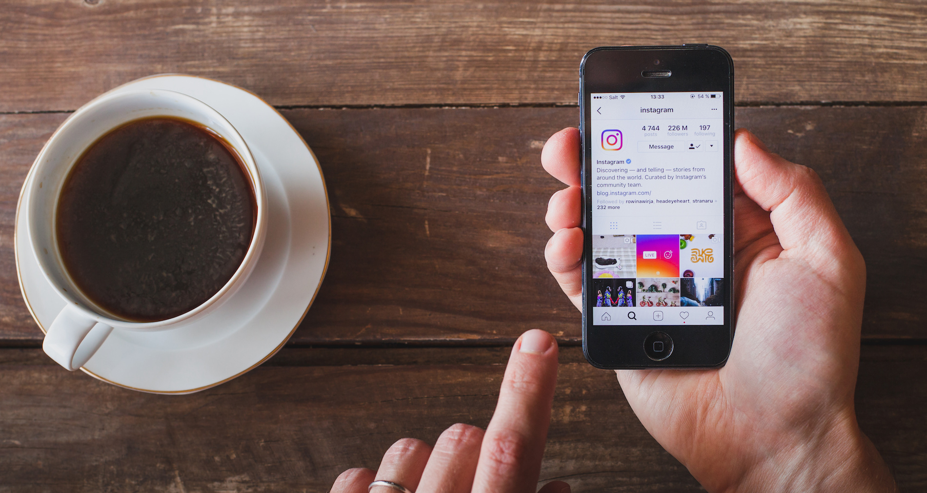 Photo d'illustration Instagram, un homme tient son smartphone ouvert sur l'application Instagram © Adobestock