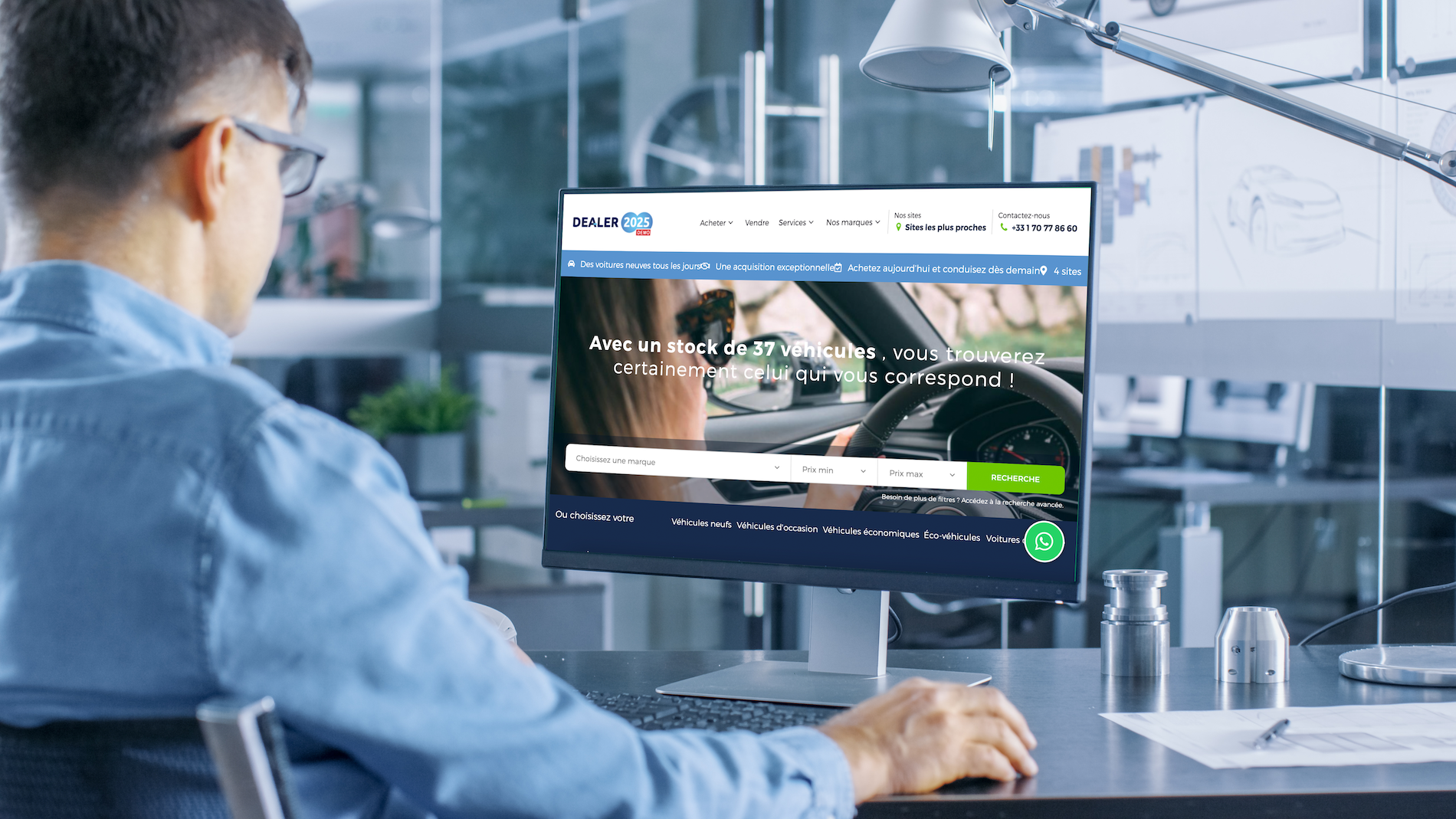 Homme devant son ordinateur ouvert sur une page de site internet automobile.
