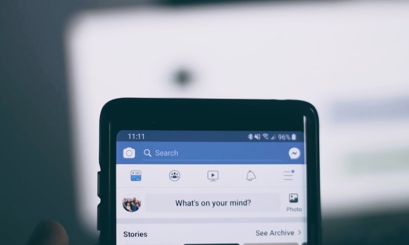 écran de téléphone qui montre le début d'un fil d'actualité facebook
