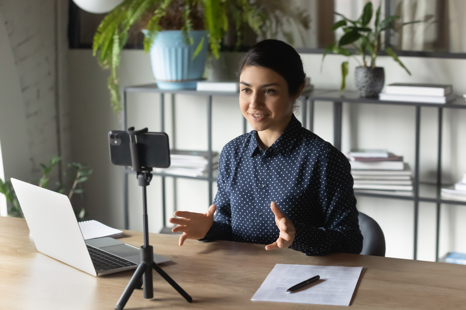 Femme devant son smartphone enregistre une video