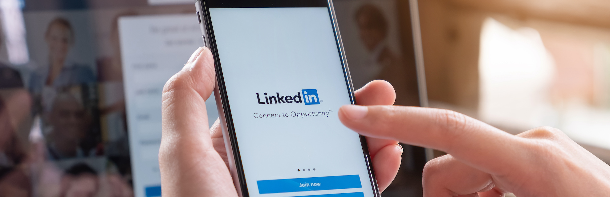 Photo d'une page de connexion LinkedIn sur un smartphone