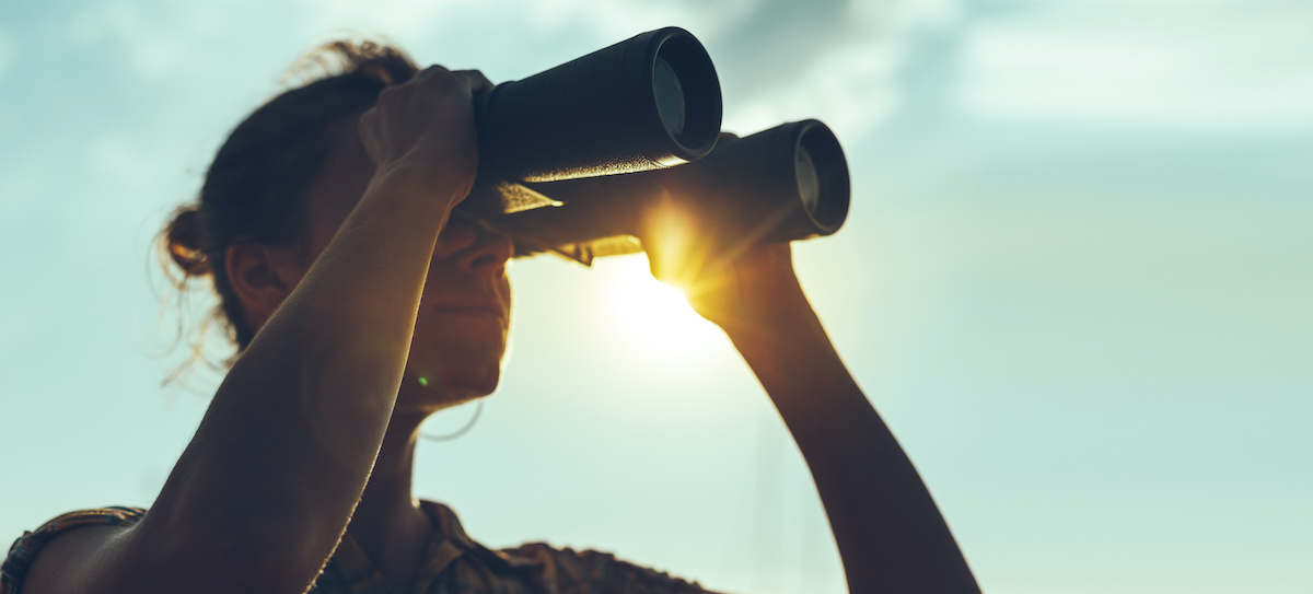 Photo femme regarde jumelles vers la droite - horizons perspectives - Ubiflow