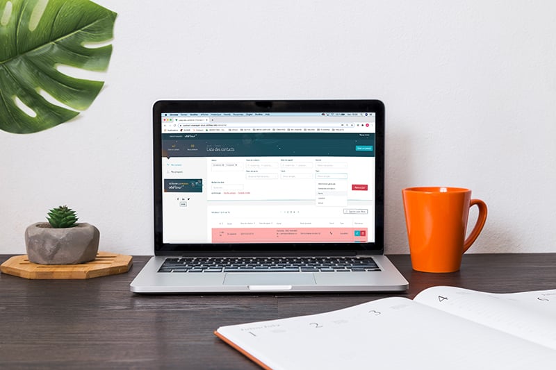 Photo d'un ordinateur ouvert page espace client contact manager + Ubiflow