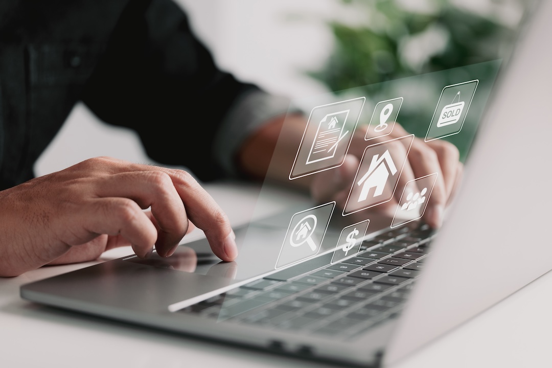Professionnel consultant des sources immobilières sur son ordinateur