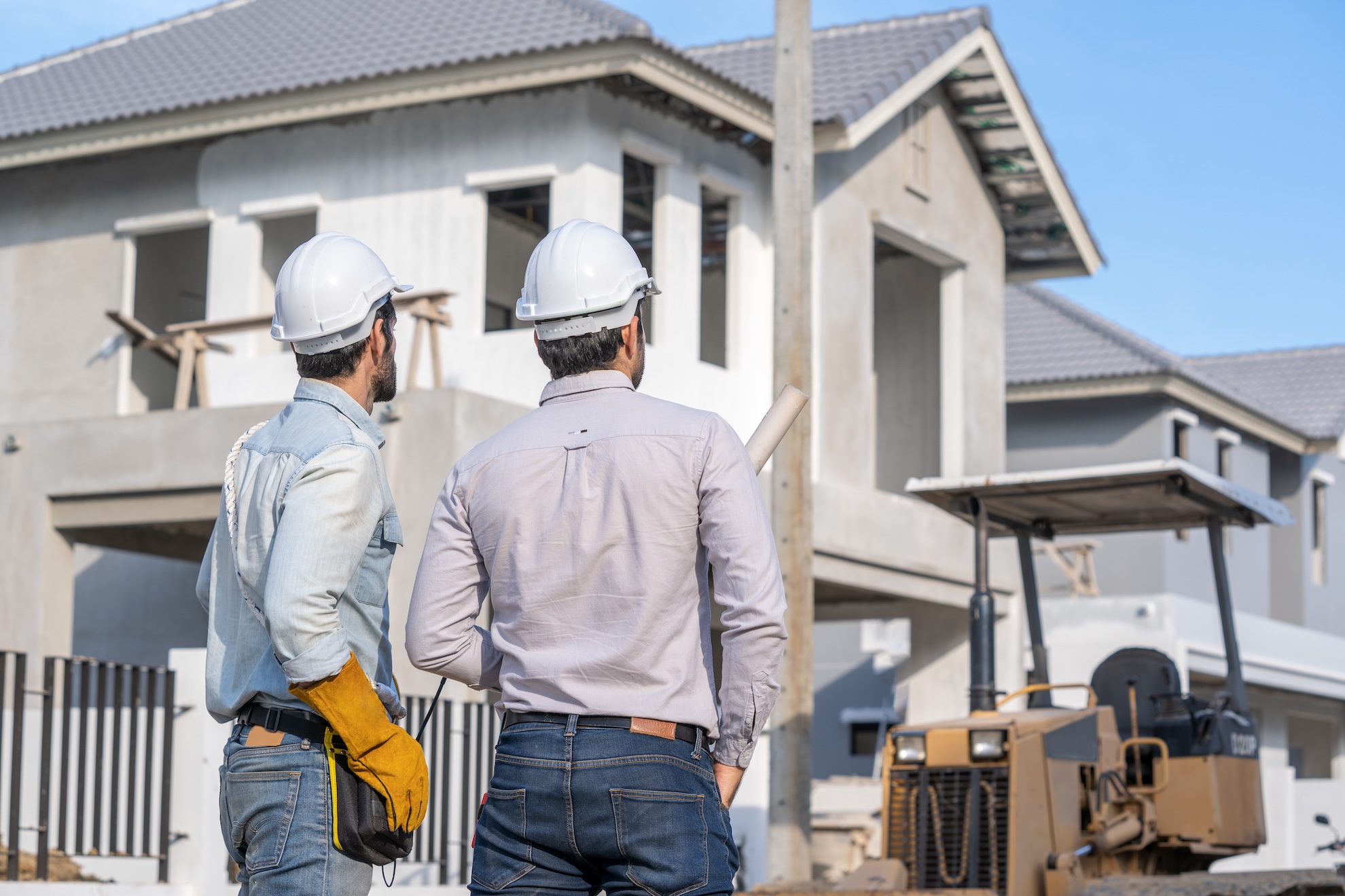Constructeur de maison vérifiant l'avancée d'un chantier de construction