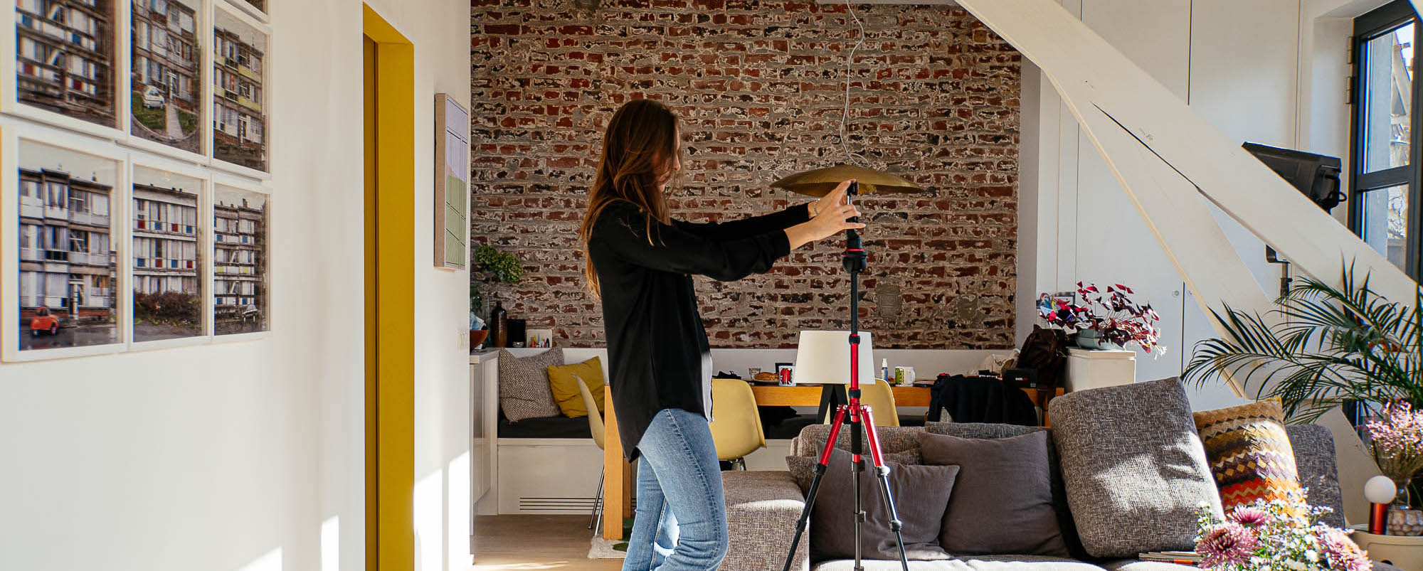femme qui prend l'intérieur d'un logement en photo 
