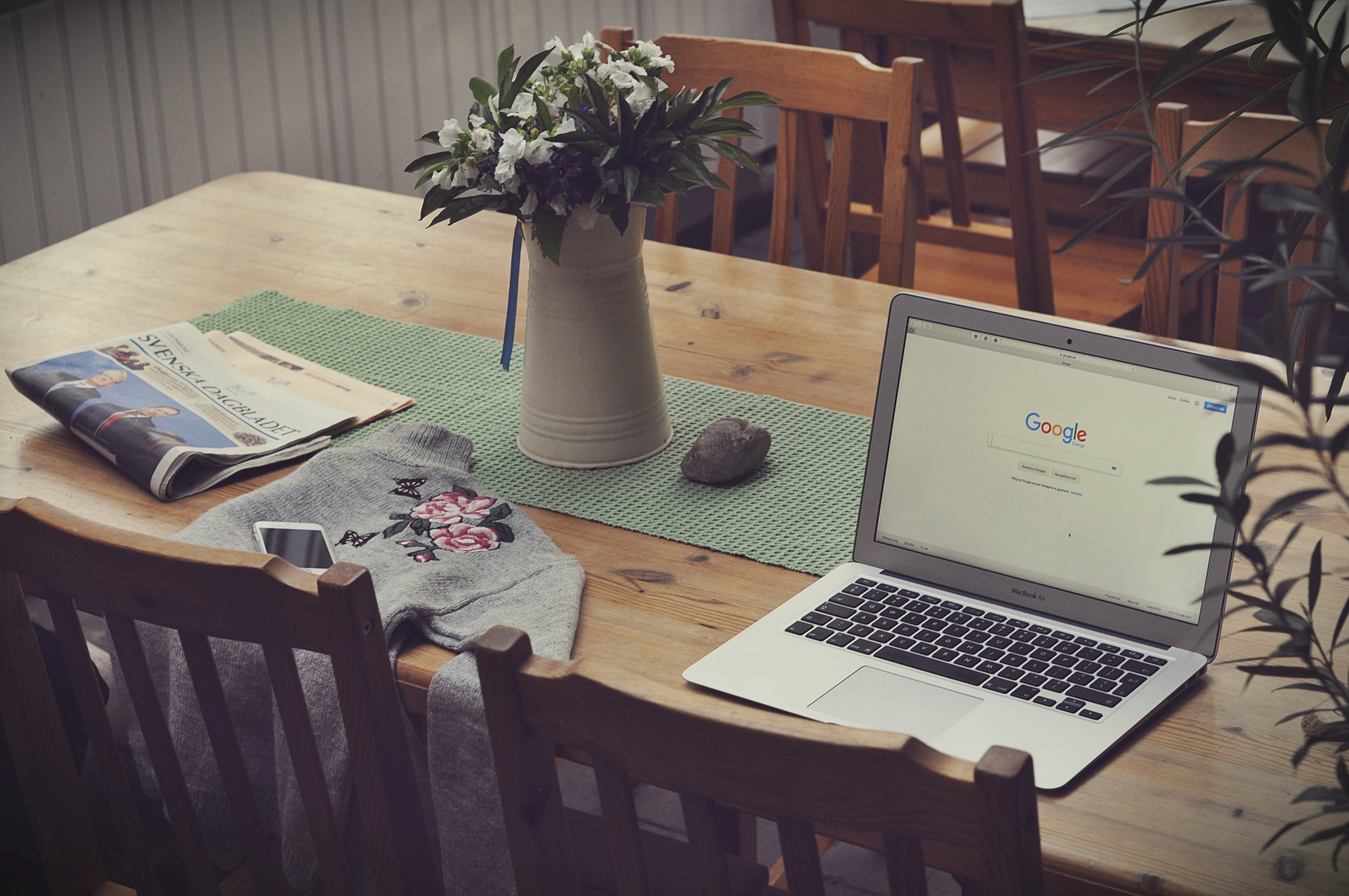 Ordinateur sur une table, page Google.