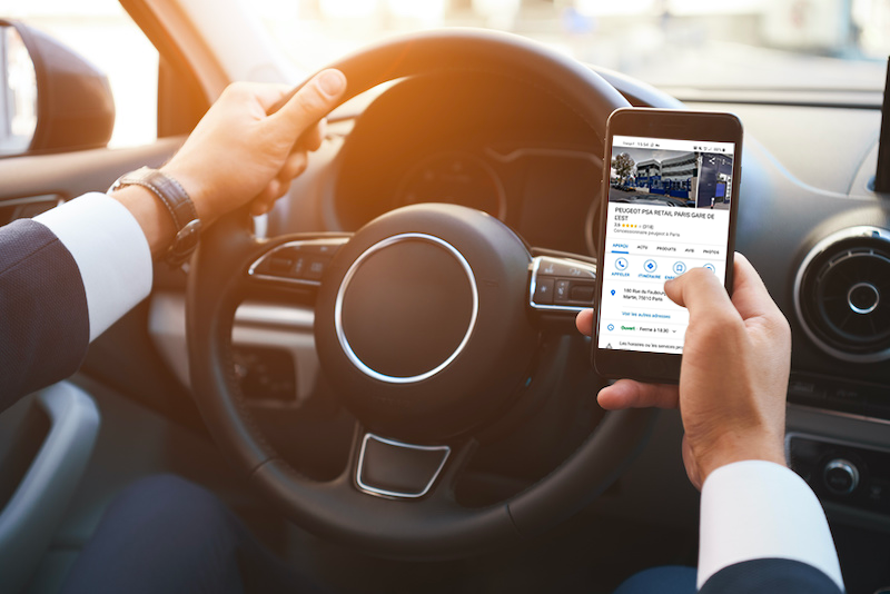 aperçu dune recherche google sur le smartphone dun homme assis au volant de sa voiture
