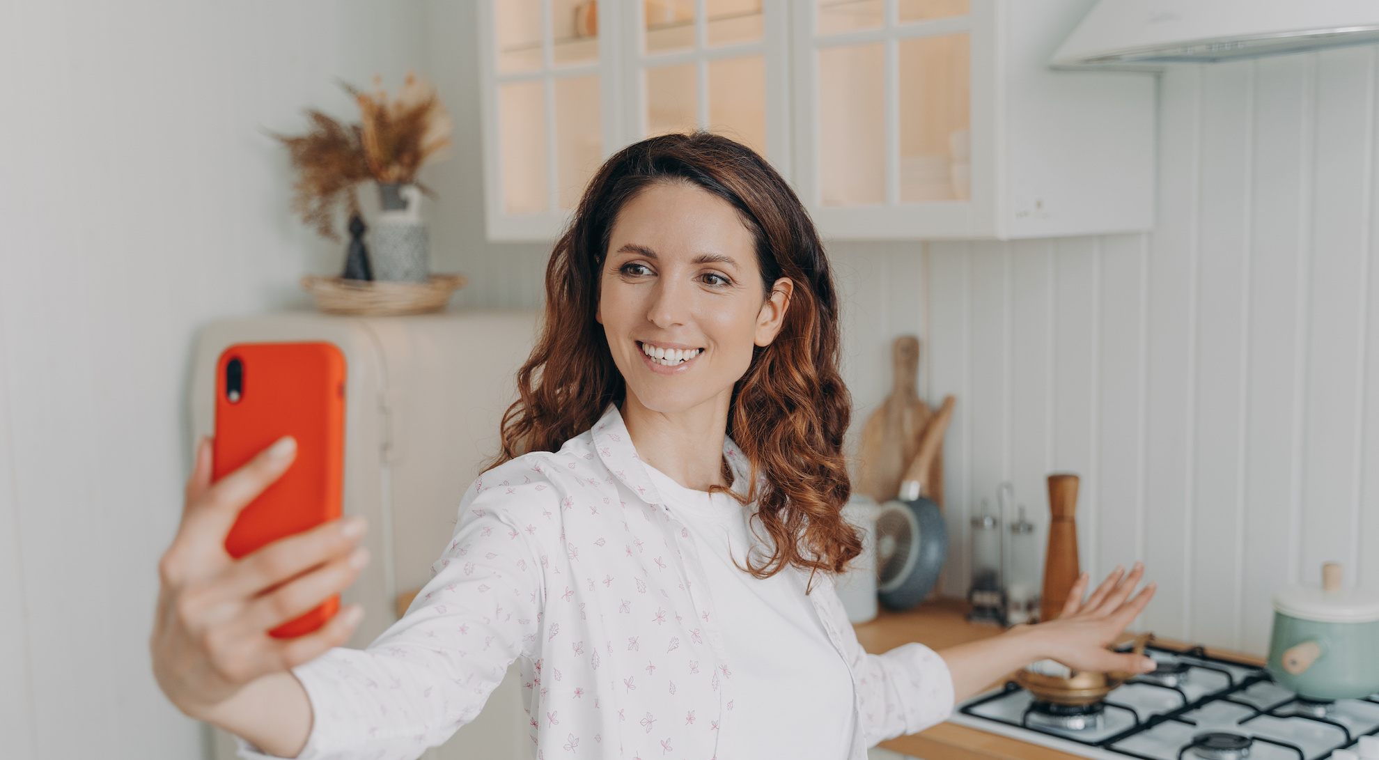 Conseillère Immo présente une cuisine